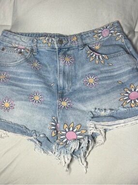 No Boundaries Light Blue Daisy Print Distressed Jean Shorts